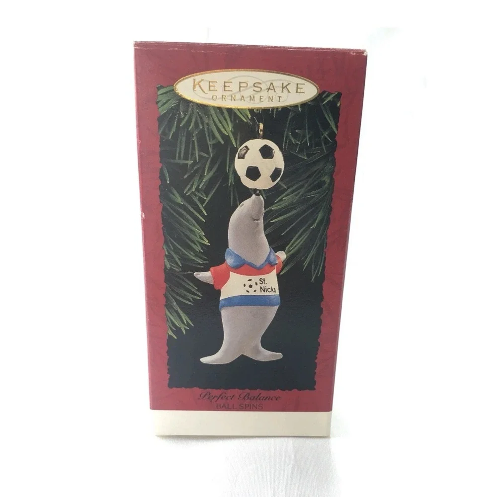1995 Hallmark PERFECT BALANCE Ornament SEAL SOCCER BALL‎ SPINS